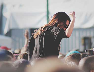 Девушка в толпе